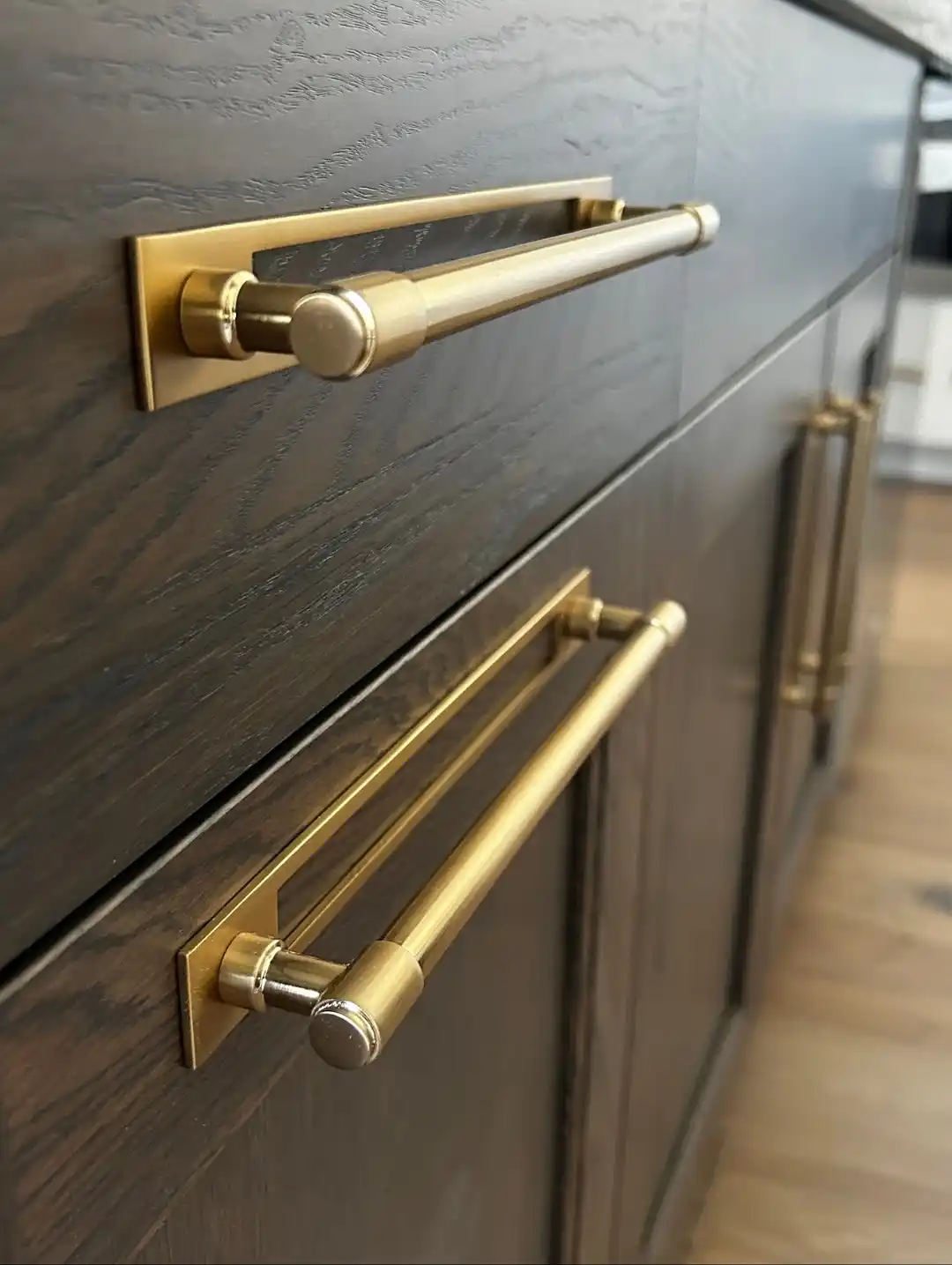 Selecting Hardware That Complements Retro Cabinets